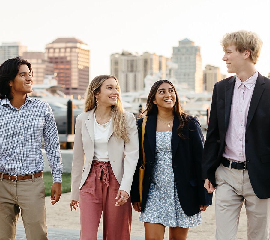 Students from the business administration BSBA program walk along the intercoastal in 西拼搏体育.