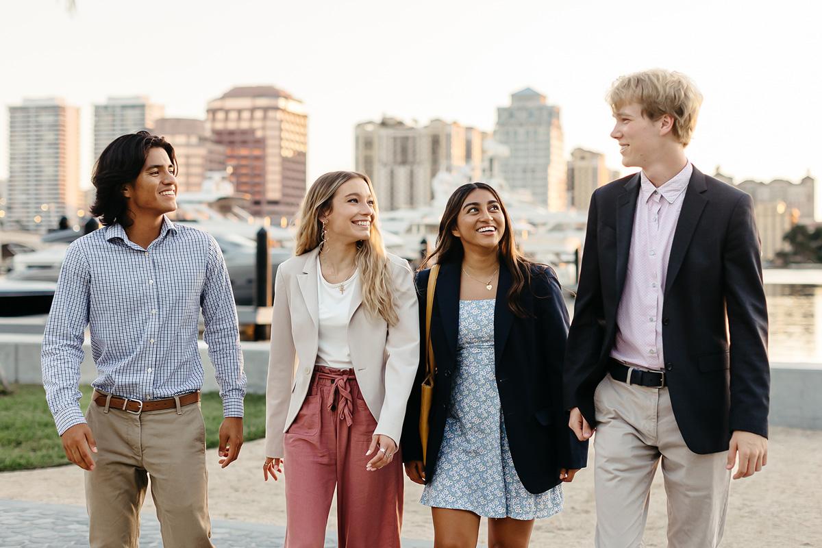 Students from the business administration BSBA program walk along the intercoastal in 西拼搏体育.